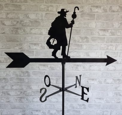 Veleta en forma de un pastorcillo sosteniendo un cayado, con direcciones cardinales.
